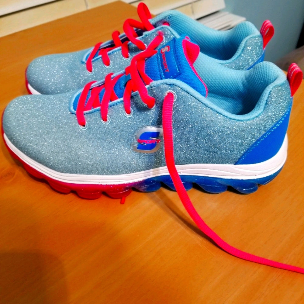 Sports shoes